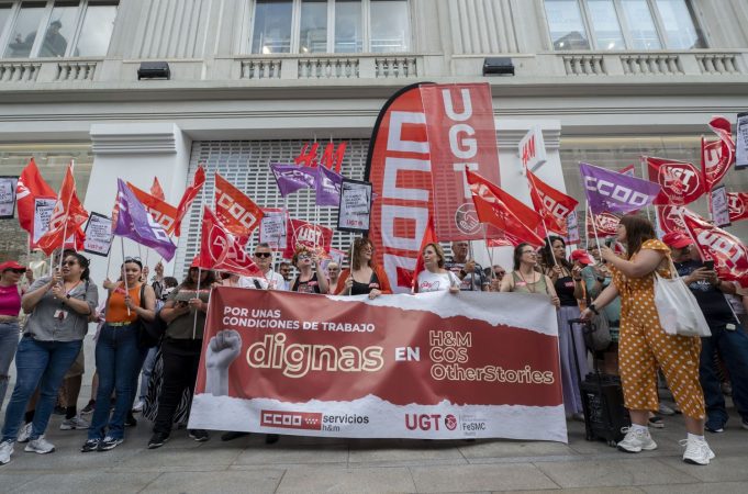 El ERE y las pérdidas de H&M provocan una huelga indefinida 1 Merca2.es Trabajadores de H&M en huelga