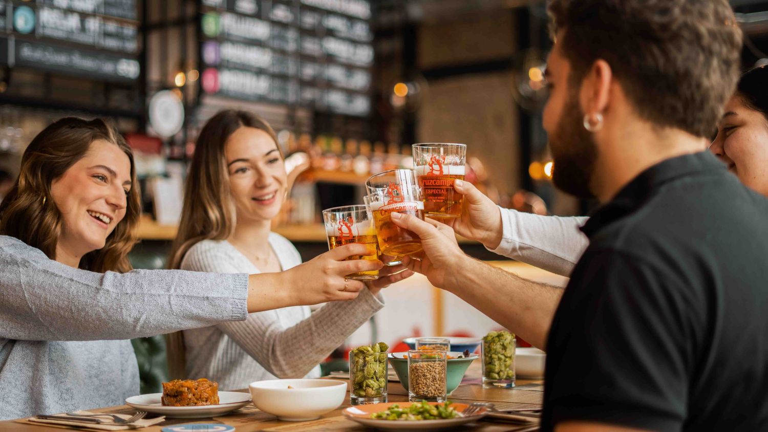 Factoría Cruzcampo lanza sus planes de verano con velás, catas gratuitas y música en vivo