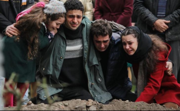 Akif se encuentra en una mala situación