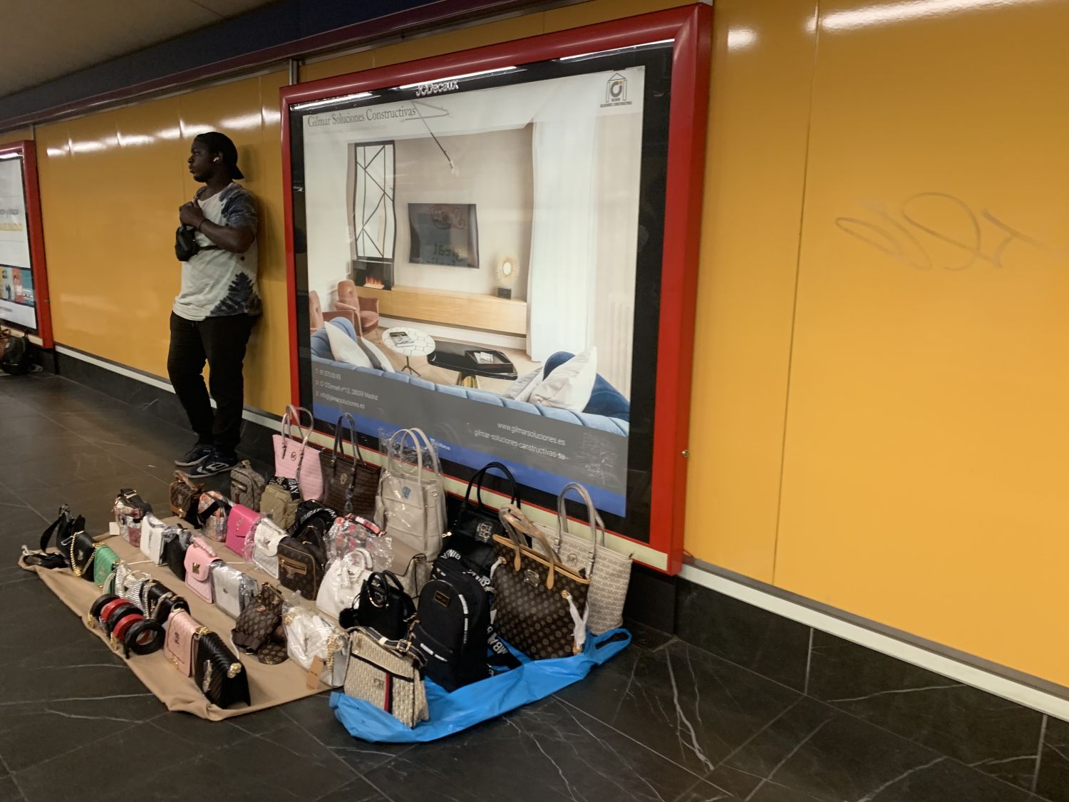 Las copias ilegales de los manteros se hacen con el Metro de Madrid sin control de la Policía