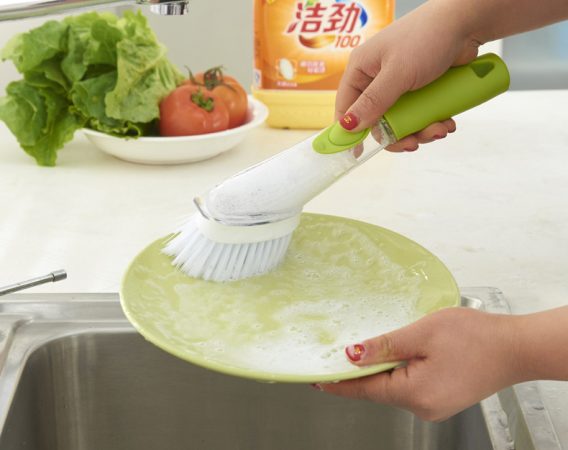 Lavar los platos con cepillo eléctrico