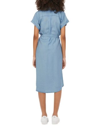 La viralidad de las faldas y las blusas vaqueras