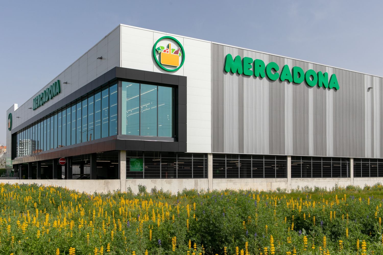 Mercadona sorprende a sus clientes ampliando su horario