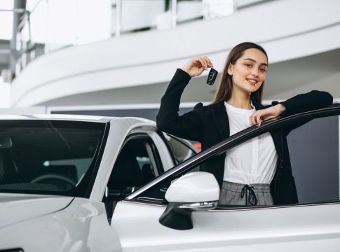 Mujer-con-vehiculo-de-alquiler