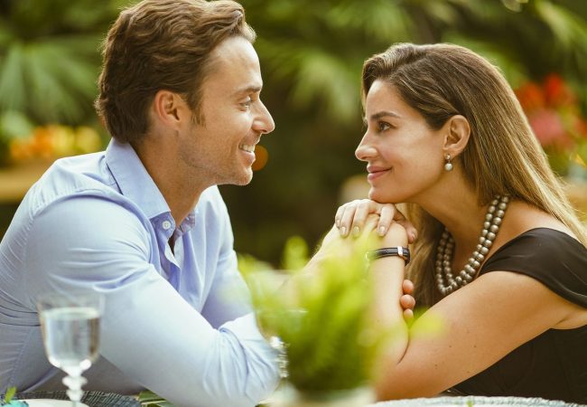 Netflix estrena 'Perfil Falso', un drama erótico colombiano que seguro que superará el éxito de 'Pálpito' 2 Merca2.es Netflix quiere seguir en la cima