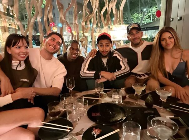 Shakira y Lewis Hamilton con unos amigos