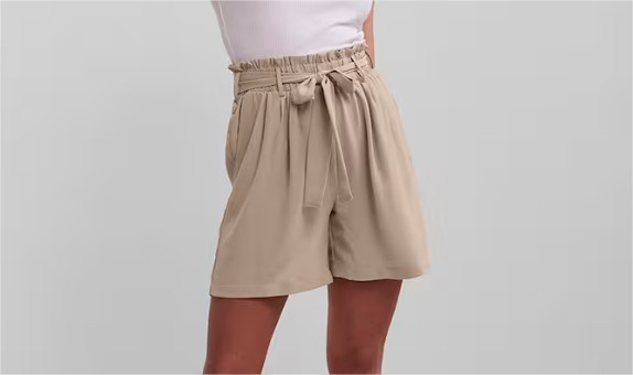 Dale un toque de color a tus looks con estas bermudas y otras prendas de El Corte Inglés perfectas para los días más calurosos 3 Merca2.es Short de mujer con lazada el corte ingles