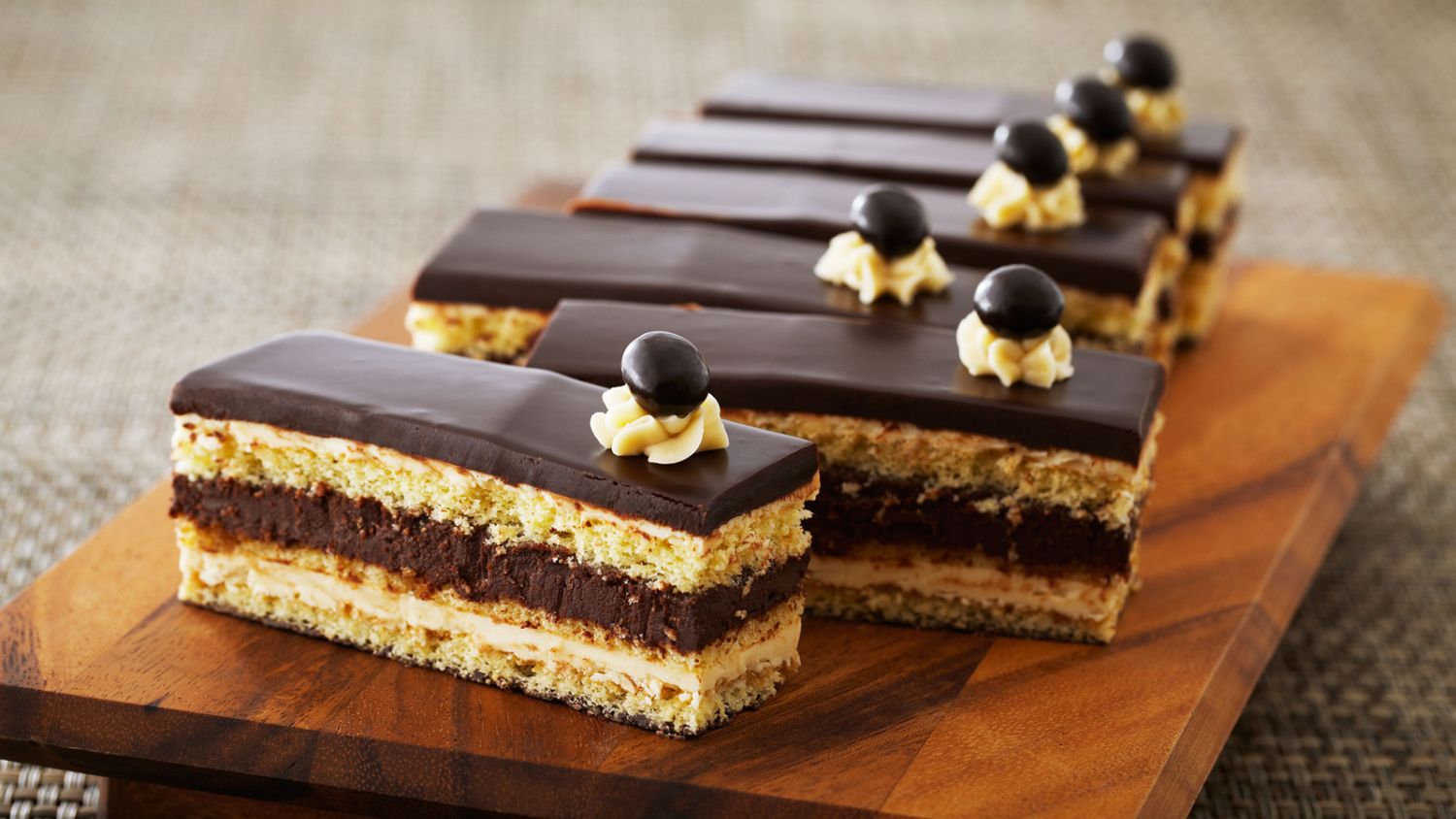 Te enseñamos paso a paso como cocinar esta increíble Tarta Ópera de chocolate y café
