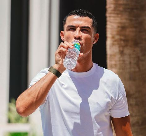 El agua mineral de Cristiano Ronaldo empieza con mal pie