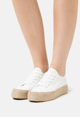 Las alpargatas planas cumplen con todos los requerimientos