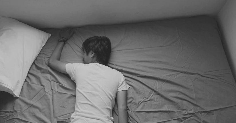 El equilibrio de dormir en el centro de la cama