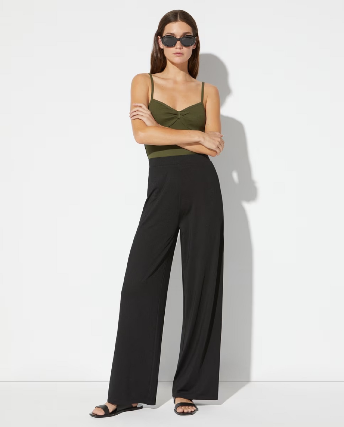 Elegante, en negro y por solo 17,99 €: El Corte Inglés tiene el pantalón perfecto como fondo de armario