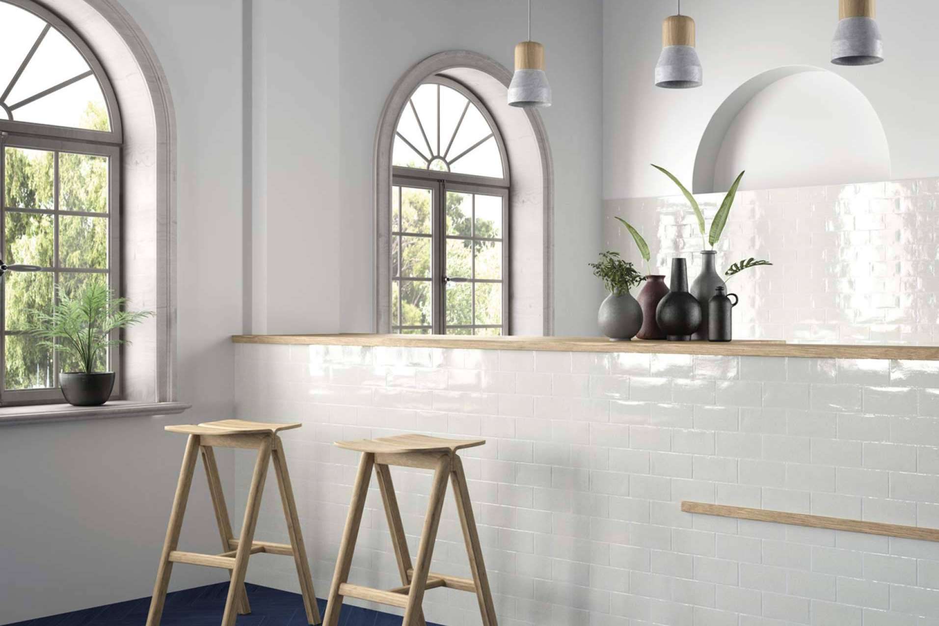 Una de las grandes tendencias en el mundo del interiorismo son los azulejos blancos para la cocina