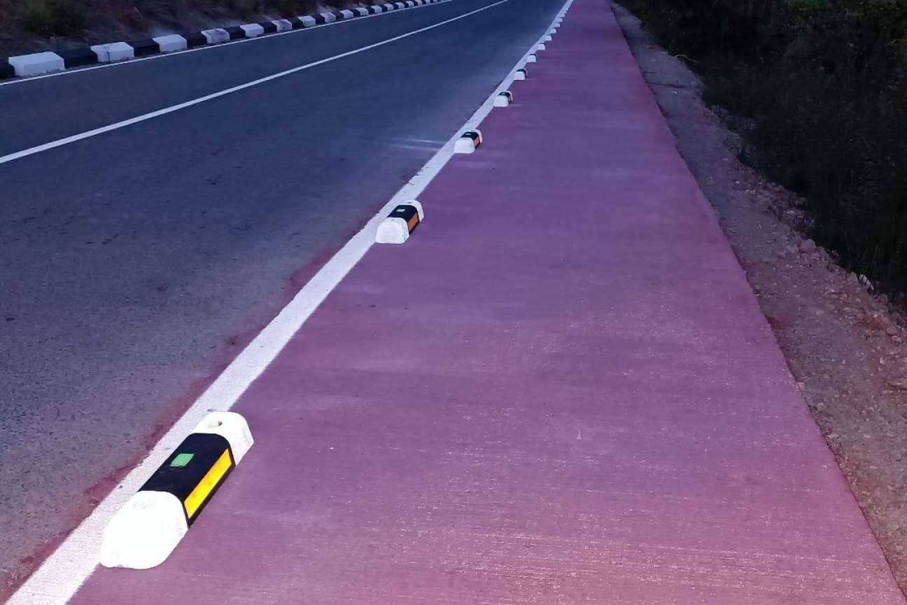 Instalación del separador de carril bici fotoluminiscente de Abadecom en Masalfasar, Valencia; una solución innovadora