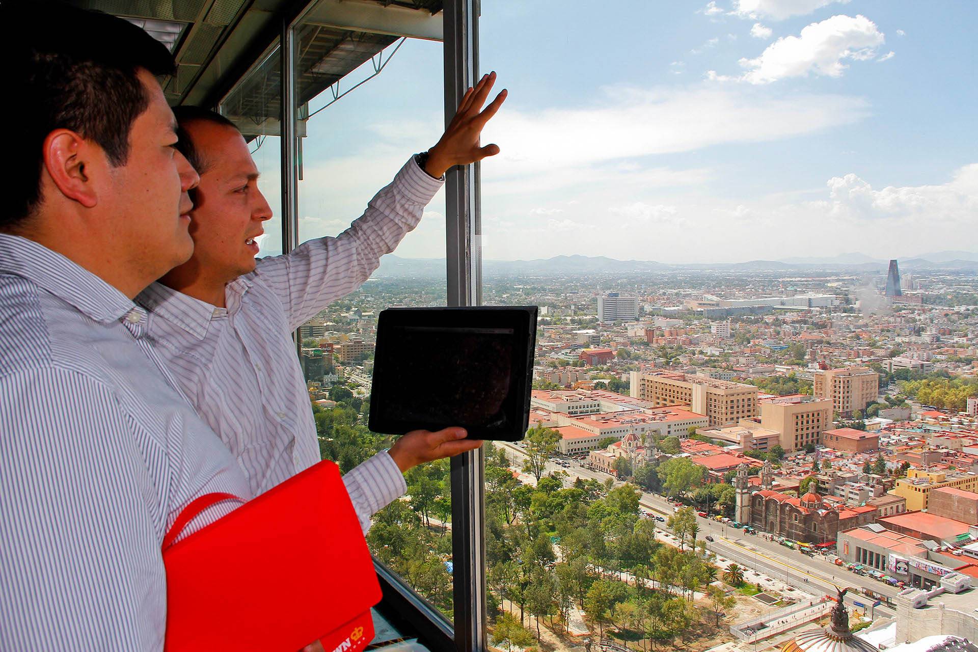 Realizar trámites migratorios, con Crown World Mobility