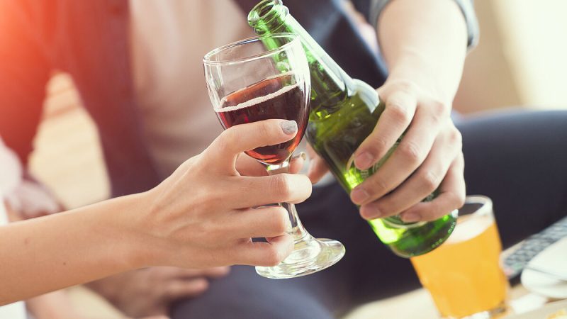 ¿Qué engorda más, la cerveza o el tinto de verano? 36 Merca2.es Mientras menos azúcar y menos alcohol ¡Esta es la mejor opción!