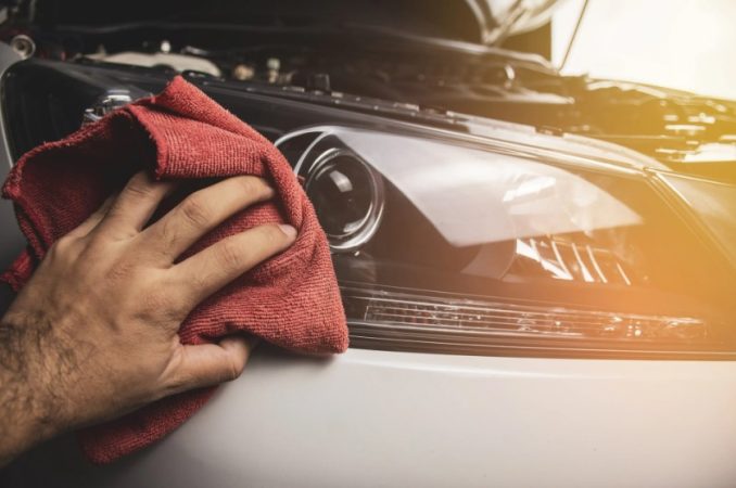 ¿Cuál es el problema con los excrementos de pájaro en la pintura del coche?