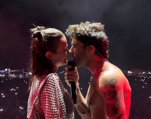 Te proponemos un top transparente como este de Laura Escanes, ideal para combinar con ‘shorts’ 1 Merca2.es 16902991580117 Merca2.es