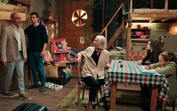 Ahmed visita el gallinero de los Eren