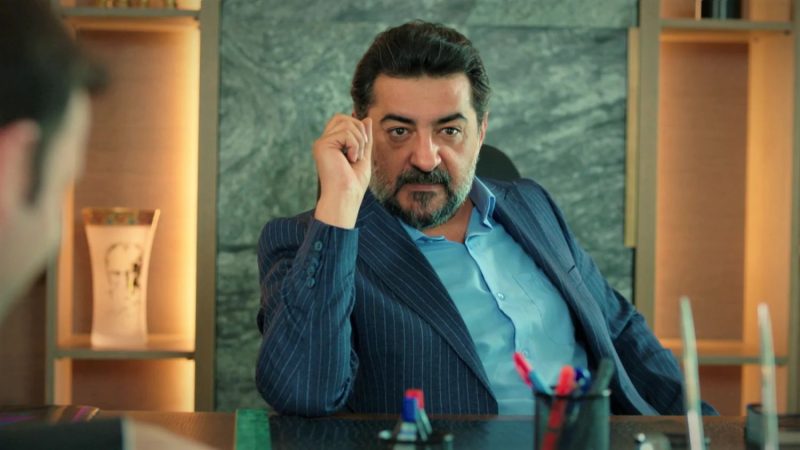 Akif vuelve a engañar a Ömer