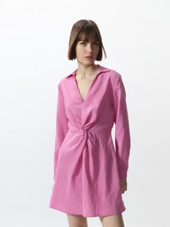 Versatilidad y estilo con la moda 'Barbiecore' de Lefties