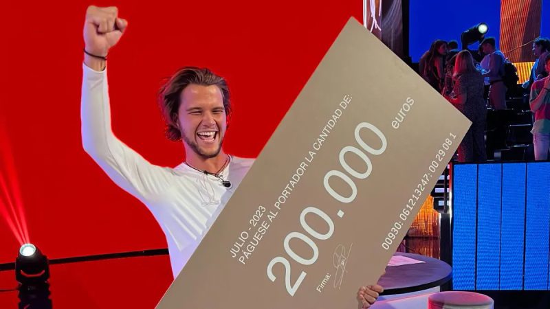 Bosco con el cheque de Supervivientes 2023 Merca2.es