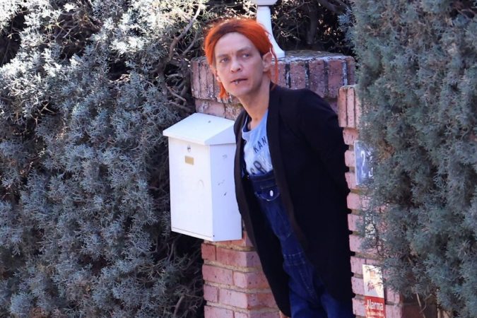 Camilo Blanes en la puerta de su casa