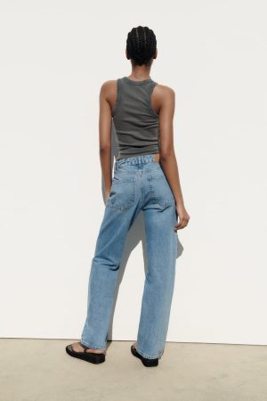 Zara tiene la camiseta básica con la que María Pombo disfrutó del concierto de Harry Styles 36 Merca2.es Camiseta gris Zara 2 Merca2.es