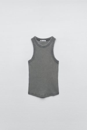 Zara tiene la camiseta básica con la que María Pombo disfrutó del concierto de Harry Styles 35 Merca2.es Camiseta gris Zara 3 Merca2.es