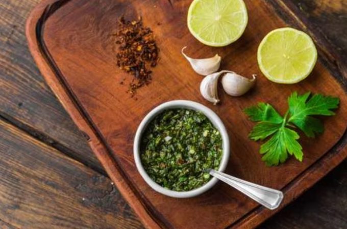 El chimichurri argentino combina con todas las proteínas