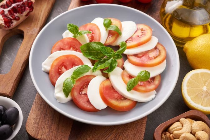 Emplata la ensalada Caprese