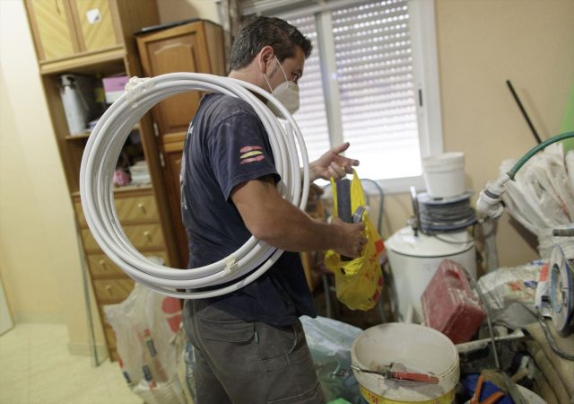 EuropaPress 3179113 trabajador realiza reforma local localidad madrilena fuenlabrada fase Merca2.es