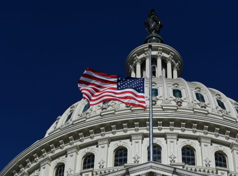 EuropaPress_3254328_28_july_2020_us_washington_the_usa_flag_flies_at_half_mast_at_the_us Estados Unidos
