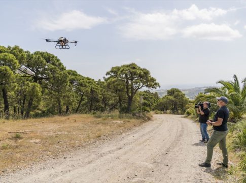 Un dron utilizado en la reforestación. A 21 de abril de 2023, en Estepona, Málaga (Andalucía, España). Inicio de la fase de reforestación del proyecto de cascos verdes en Sierra Bermeja
