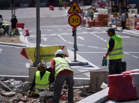 Varios obreros trabajan en una obra, a 10 de mayo de 2023, en Madrid.