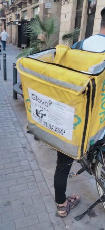 Los repartidores de Glovo en huelga por la precariedad laboral 1 Merca2.es Los repartidores de origen asiático (pakistaníes, bengalíes e hindúes) de la plataforma han convocado 4 días de huelga para denunciar la precariedad laboral.