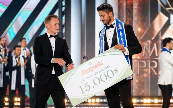 Iván Álvarez recibe su premio