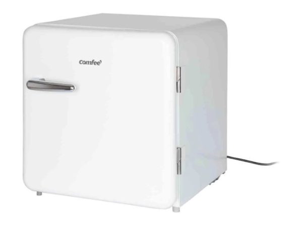 La puerta viene con estantes