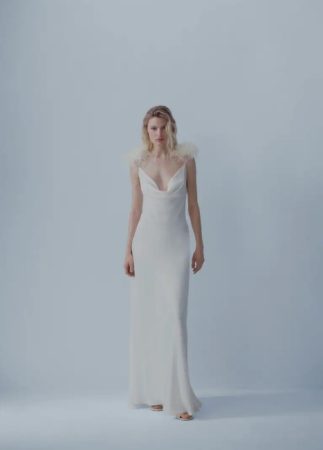 Vestido lencero detalle plumas de Mango, ideal para novias