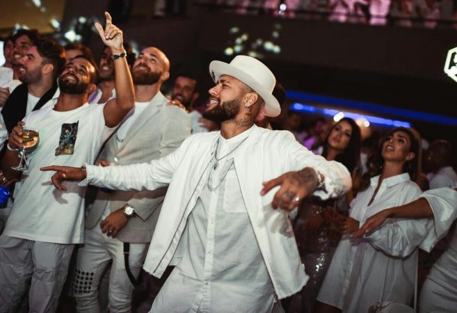 Una influencer brasileña asegura que Neymar Jr. mantuvo una relación sexual con un hombre 9 Merca2.es Neymar Jr. de fiesta