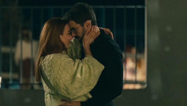 Olivia besa a Mario.