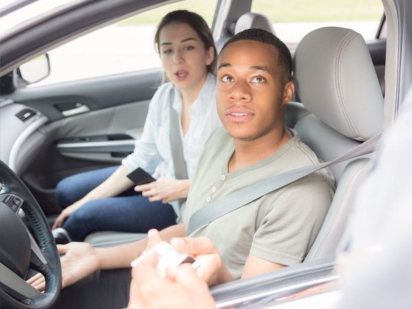 Pareja siendo multada