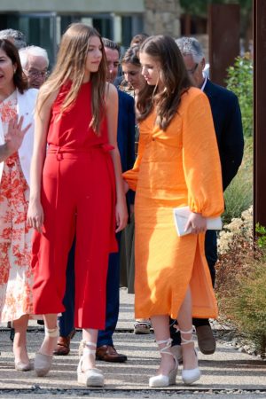 Sofía y Leonor caminan juntas