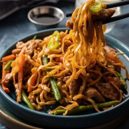 Tallarines con "pollo teriyaki" una mezcla de culturas y tradiciones