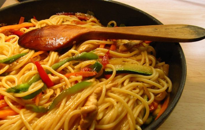 Los toques finales de los tallarines con "pollo teriyaki"