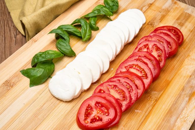 Trocea la mozzarella y el tomate