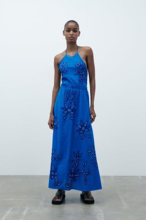 Vestido midi bordado de Zara
