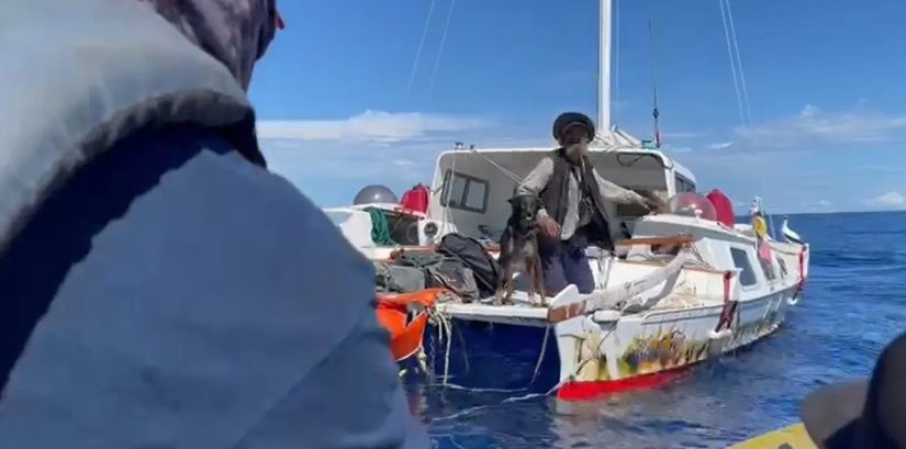 Sobrevive tres meses a la deriva en alta mar con su perra y poco más 68 Merca2.es Fueron 90 días a la deriva en alta mar