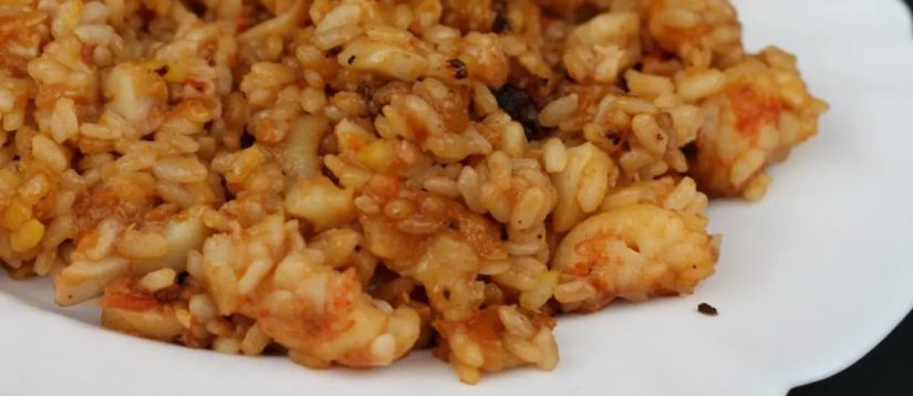 Preparación final del arroz con sepia y langostinos