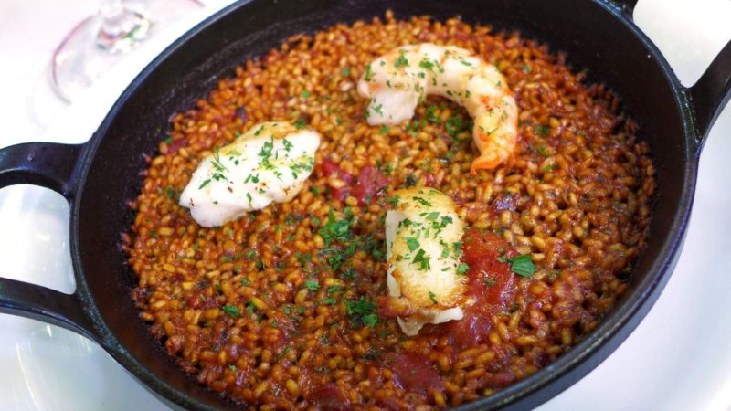 Trucos para los pasos finales del arroz con sepia y langostinos